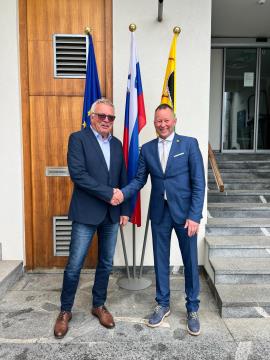 MINISTER ZA NARAVNE VIRE IN PROSTOR JE S PREDSTAVNIKI MINISTRSTVA ZA INFRASTRUKTURO IN DRUGIMI STROKOVNJAKI NA DELOVNEM OBISKU NA OBČINI ŠKOFLJICA